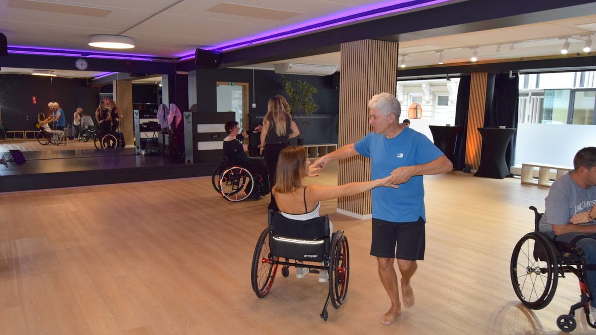 Cyclodance class at Studio 28, Brussels: a dancer in a wheelchair turns with her partner.